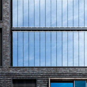 fachada-edificio-moderno-grandes-ventanas-delgadas_47623-7